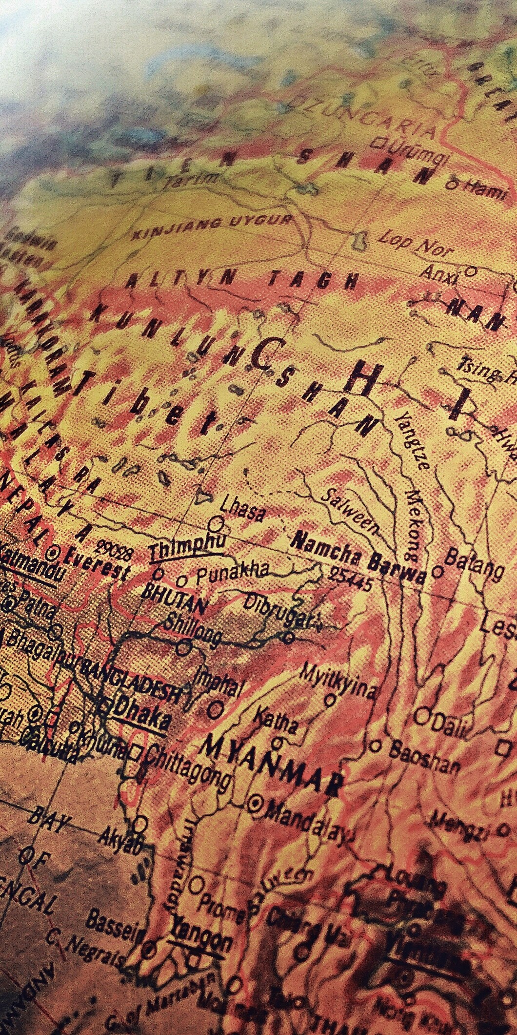 Foto van een wereldbol gefocust op china