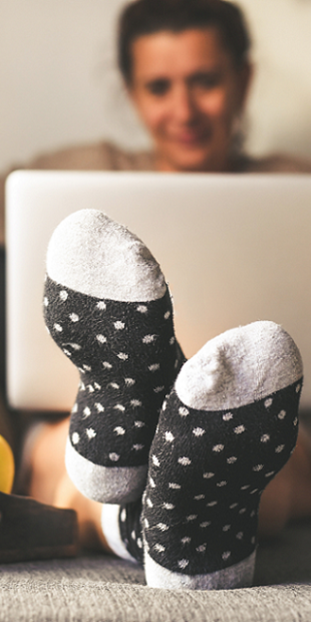 Foto van vrouw met haar laptop op de bank