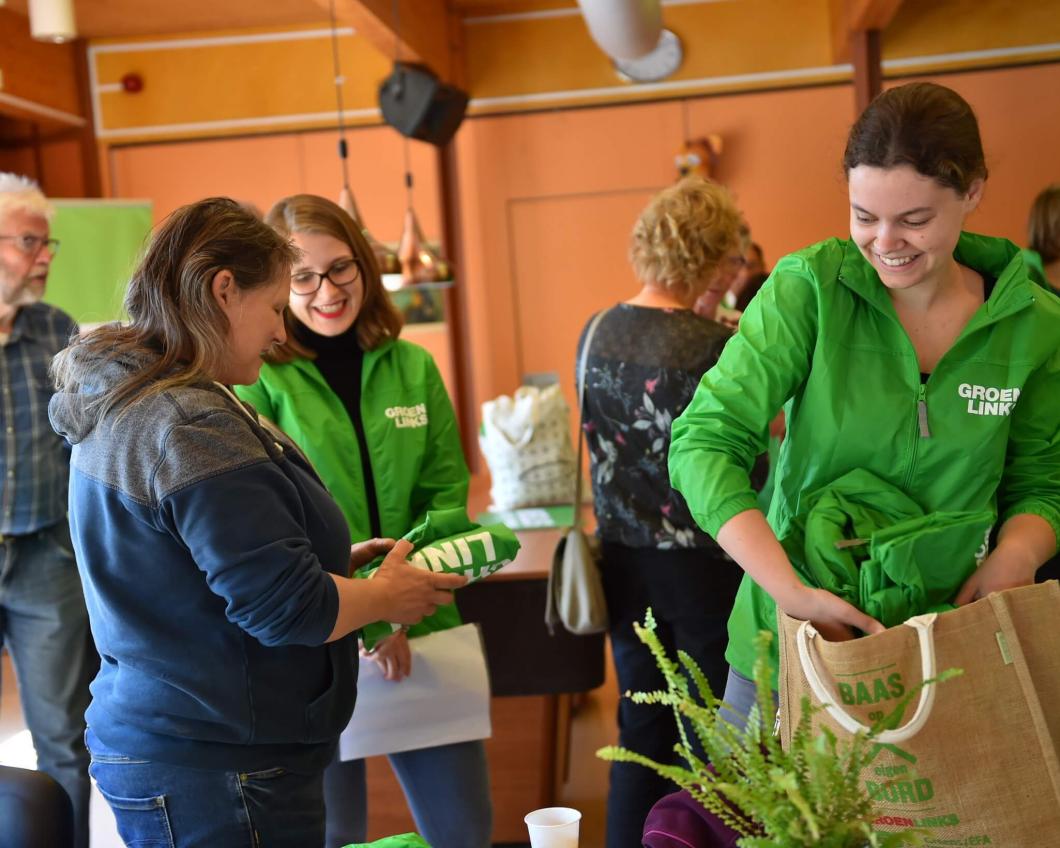 vrijwilligers pakken een tas in