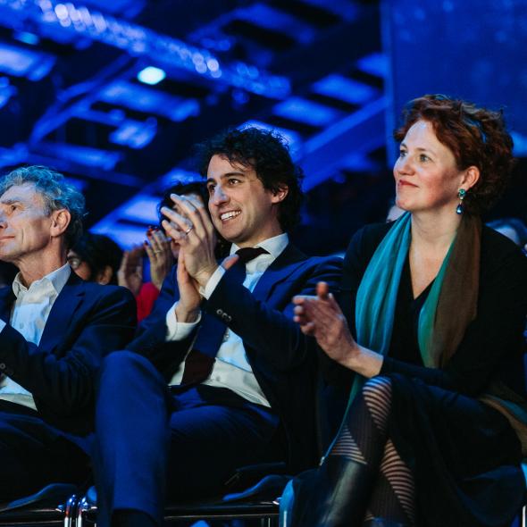 GroenLinks kamerleden Farah Karimi, Paul Rosenmöller, Jesse Klaver en Kathalijne Buitenweg klappen in hun handen op het GroenLinks congres.